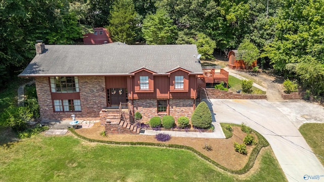 view of front of house featuring a front yard