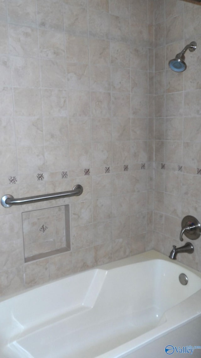 bathroom with tiled shower / bath combo