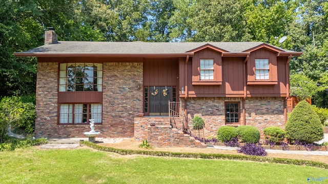 split foyer home featuring a front lawn