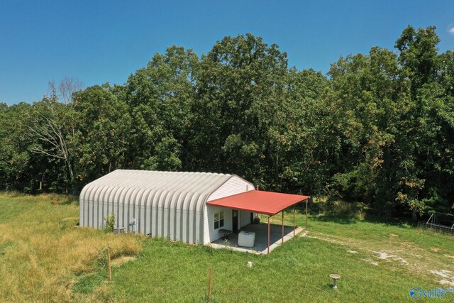 view of pole building featuring a carport and a lawn