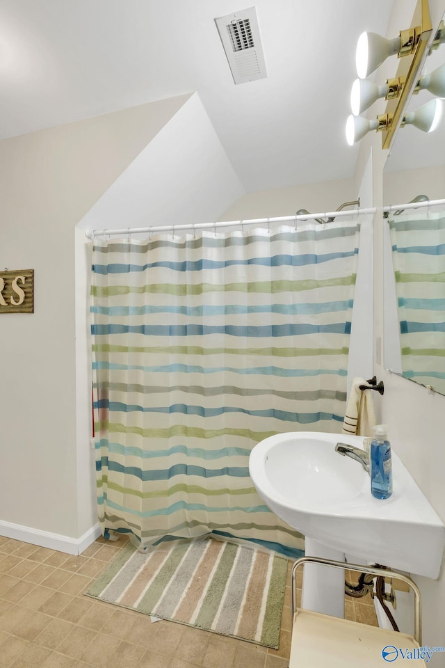 full bath with visible vents, a shower with curtain, and baseboards