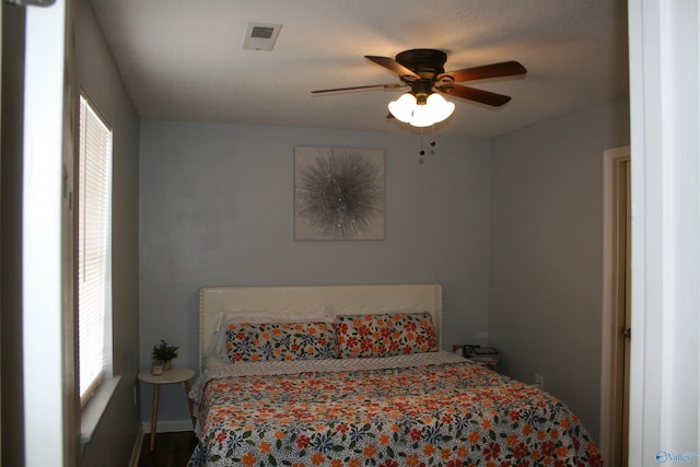 bedroom with ceiling fan