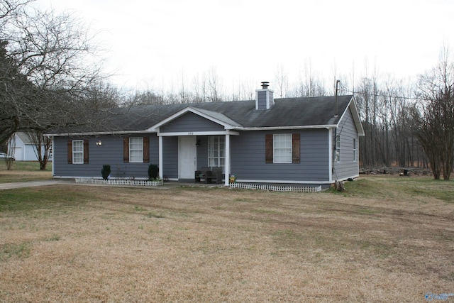 ranch-style home featuring a front lawn