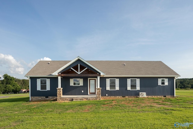 view of front facade featuring a front lawn