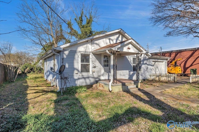 view of front facade featuring a front lawn and fence