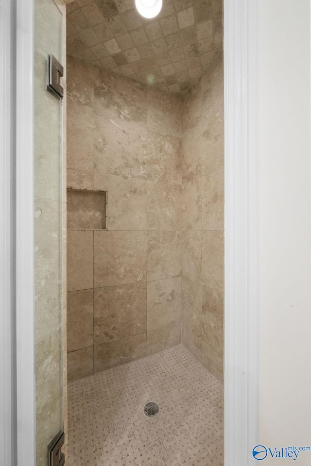 bathroom featuring tiled shower