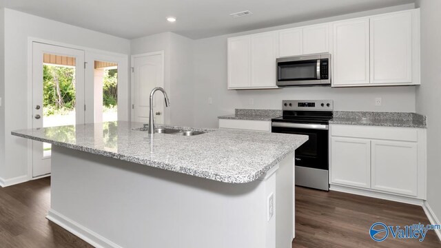 409 Jackson Point Cir, Huntsville, AL 35811 - kitchen with appliances with stainless steel finishes, a sink, dark wood-style flooring, an island with sink, and recessed lighting