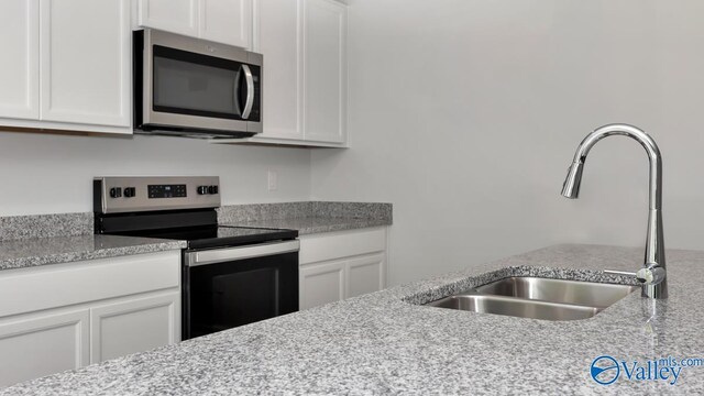 409 Jackson Point Cir, Huntsville, AL 35811 - kitchen with appliances with stainless steel finishes, a sink, and white cabinets