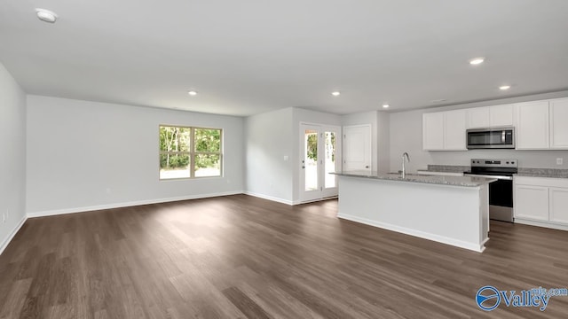 409 Jackson Point Cir, Huntsville, AL 35811 - kitchen with stainless steel appliances, a sink, dark wood-type flooring, a kitchen island with sink, and baseboards