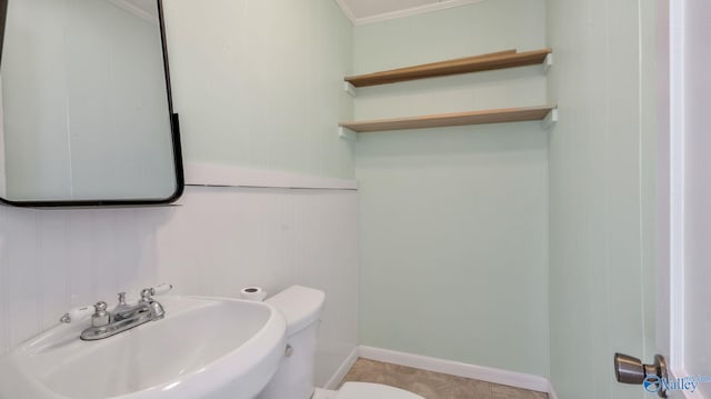 701 10th St NW, Huntsville, AL 35805 - bathroom featuring crown molding, toilet, and a sink