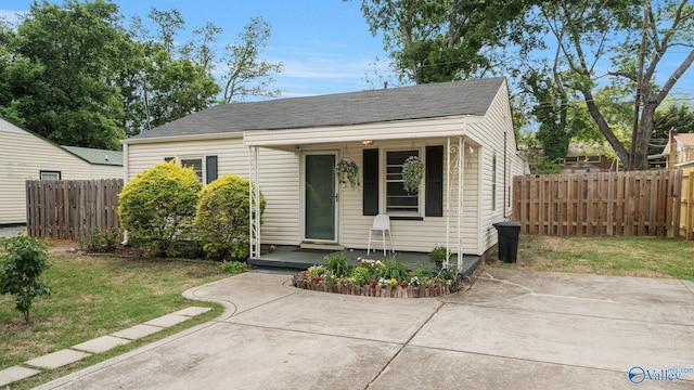 701 10th St NW, Huntsville, AL 35805 - bungalow with a shingled roof, a front lawn, fence, and covered porch