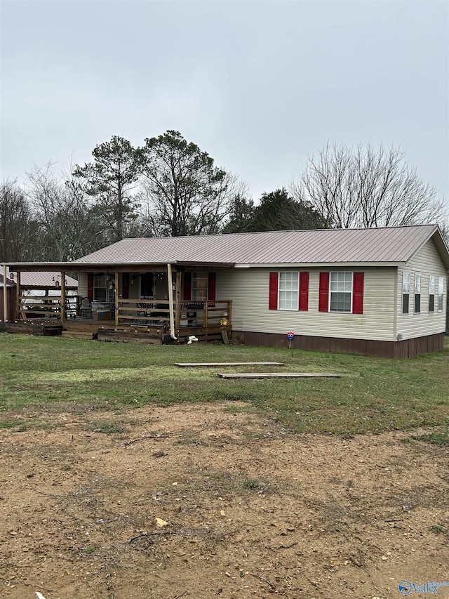 view of front of property with a front lawn