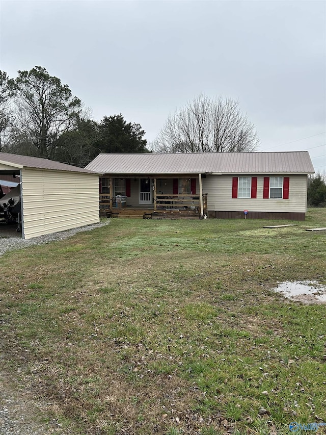 view of front facade with a front yard