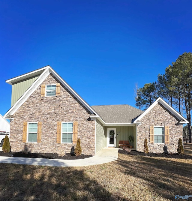 view of front facade with a front yard