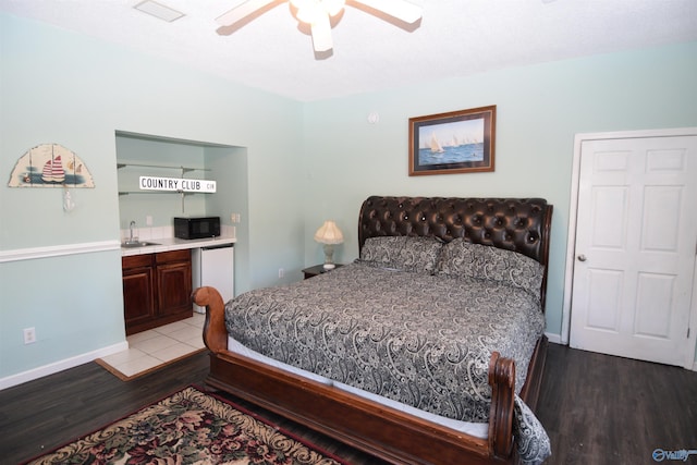 bedroom with ceiling fan, light hardwood / wood-style floors, and sink