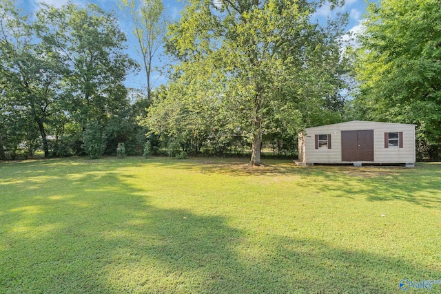 view of yard with a shed