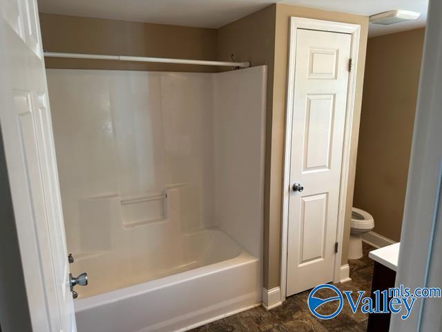 full bath with toilet, vanity, and washtub / shower combination