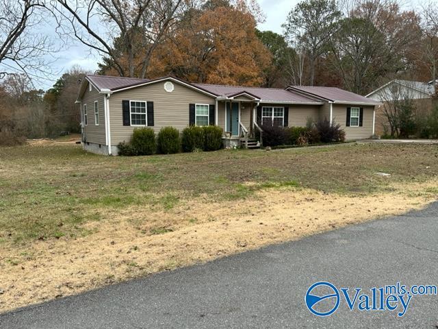 single story home with a front yard