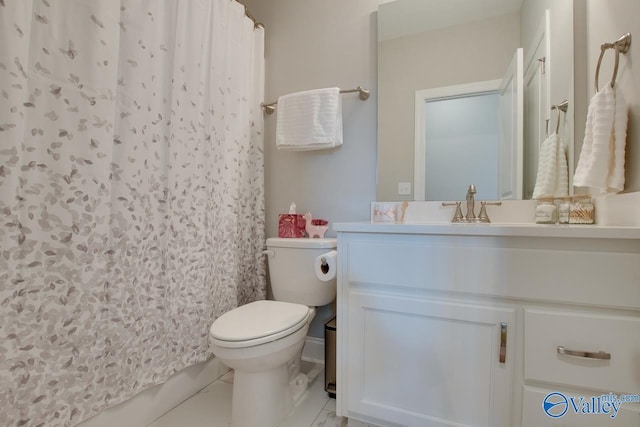 bathroom featuring a shower with shower curtain, vanity, and toilet