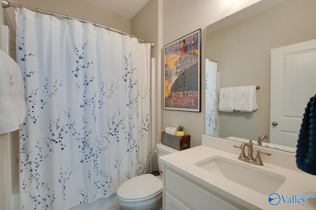 bathroom with a shower with curtain, vanity, and toilet