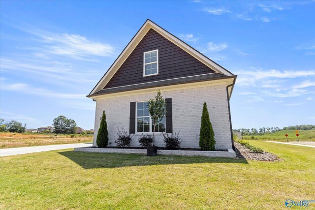 view of front of house featuring a yard and a garage