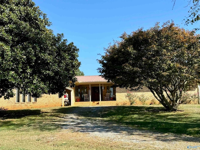 view of front facade featuring a front yard