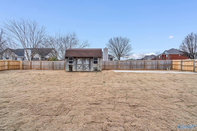 view of yard featuring a storage shed