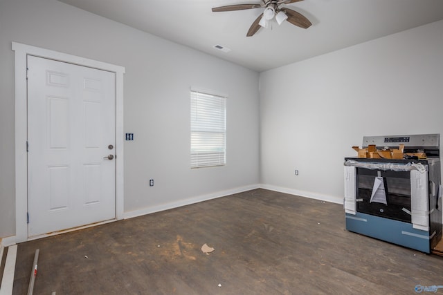 foyer featuring a ceiling fan, visible vents, and baseboards