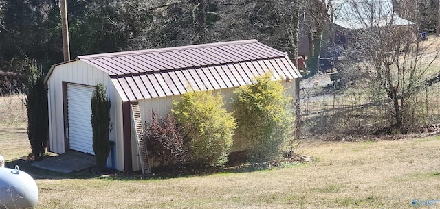 view of outdoor structure featuring an outbuilding