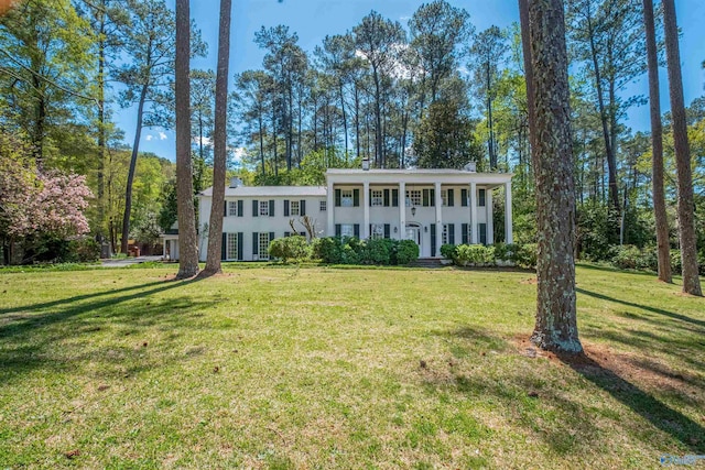 view of front facade with a front lawn