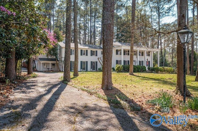 207 Dogwood Cir, Gadsden, AL 35901 - neoclassical / greek revival house with a front yard, driveway, and stucco siding