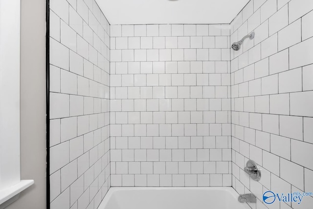 bathroom featuring tiled shower / bath