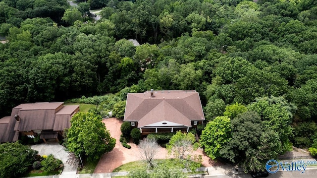 bird's eye view featuring a wooded view