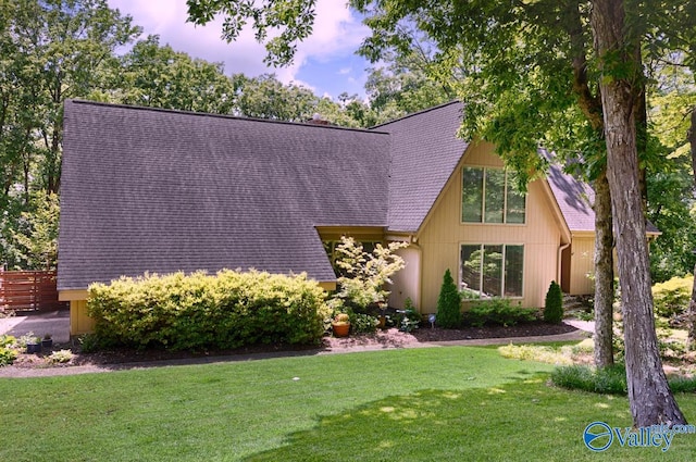 view of front of home with a front lawn