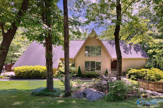 view of front facade with a front yard