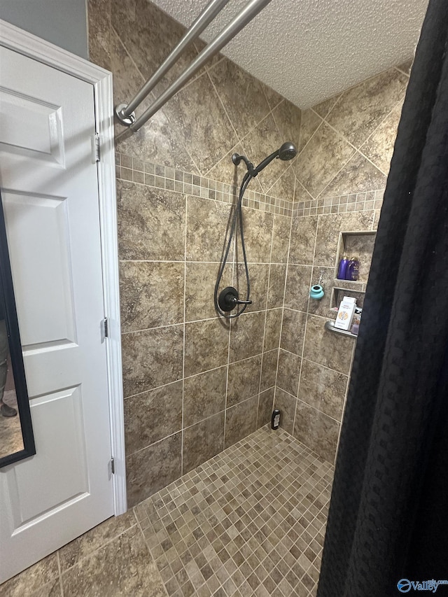 2415 Ruth Rd, Arab, AL 35016 - bathroom featuring a textured ceiling and tiled shower
