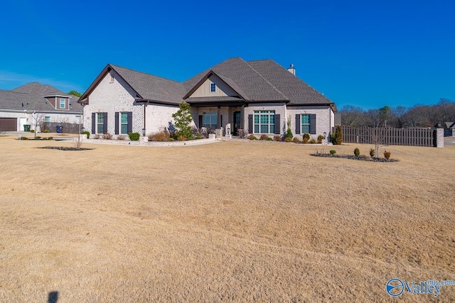 view of front of home featuring a front yard