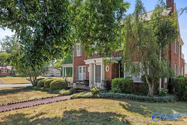 view of front facade with a front lawn