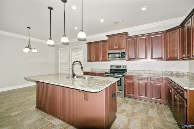 kitchen with an island with sink, stainless steel appliances, sink, a breakfast bar, and decorative light fixtures