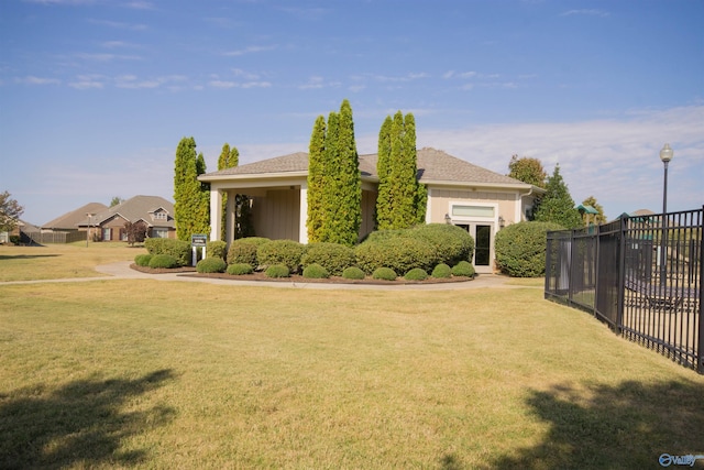 view of front of property featuring a front lawn