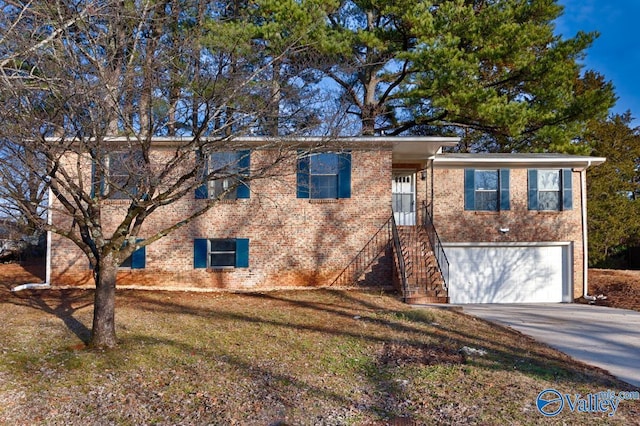 view of front facade featuring a garage and a front yard