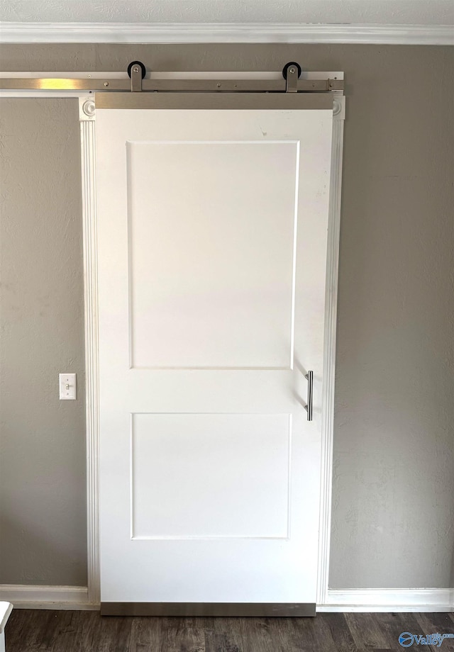 205 Pine Rd, Gadsden, AL 35901 - detailed view of baseboards and wood finished floors