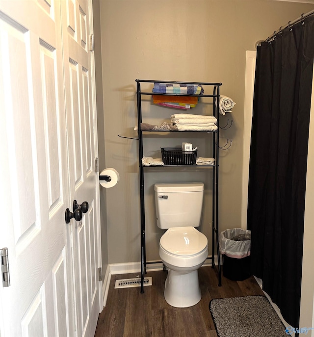 205 Pine Rd, Gadsden, AL 35901 - full bath featuring wood finished floors, toilet, curtained shower, and baseboards