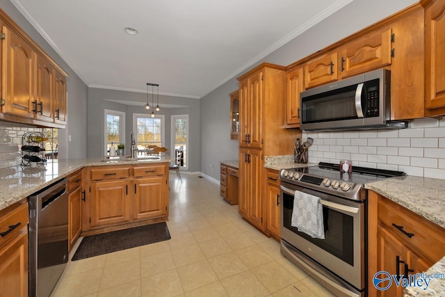 kitchen featuring sink, ornamental molding, kitchen peninsula, stainless steel appliances, and decorative backsplash