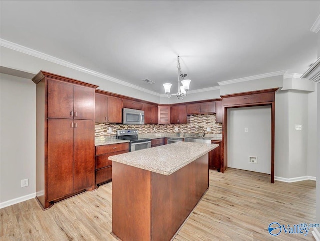 kitchen with stainless steel appliances, a notable chandelier, decorative backsplash, and light wood-style flooring