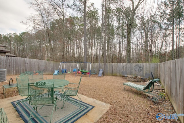 view of yard featuring outdoor dining space and a fenced backyard