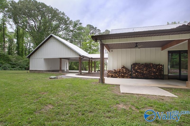 view of yard with a ceiling fan