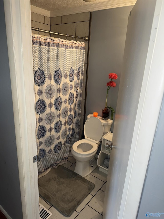 bathroom featuring a shower with shower curtain, crown molding, a textured ceiling, and toilet