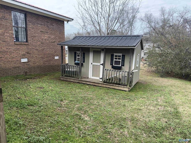 view of outdoor structure featuring an outbuilding