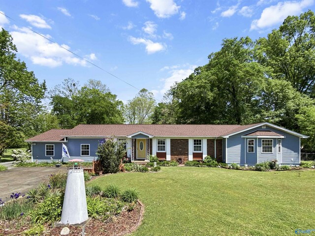 ranch-style home with a front yard